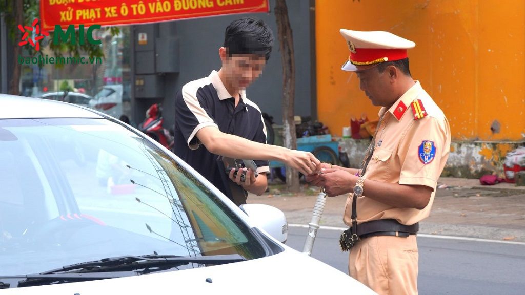 cong an kiem tra bao hiem bat buoc o to